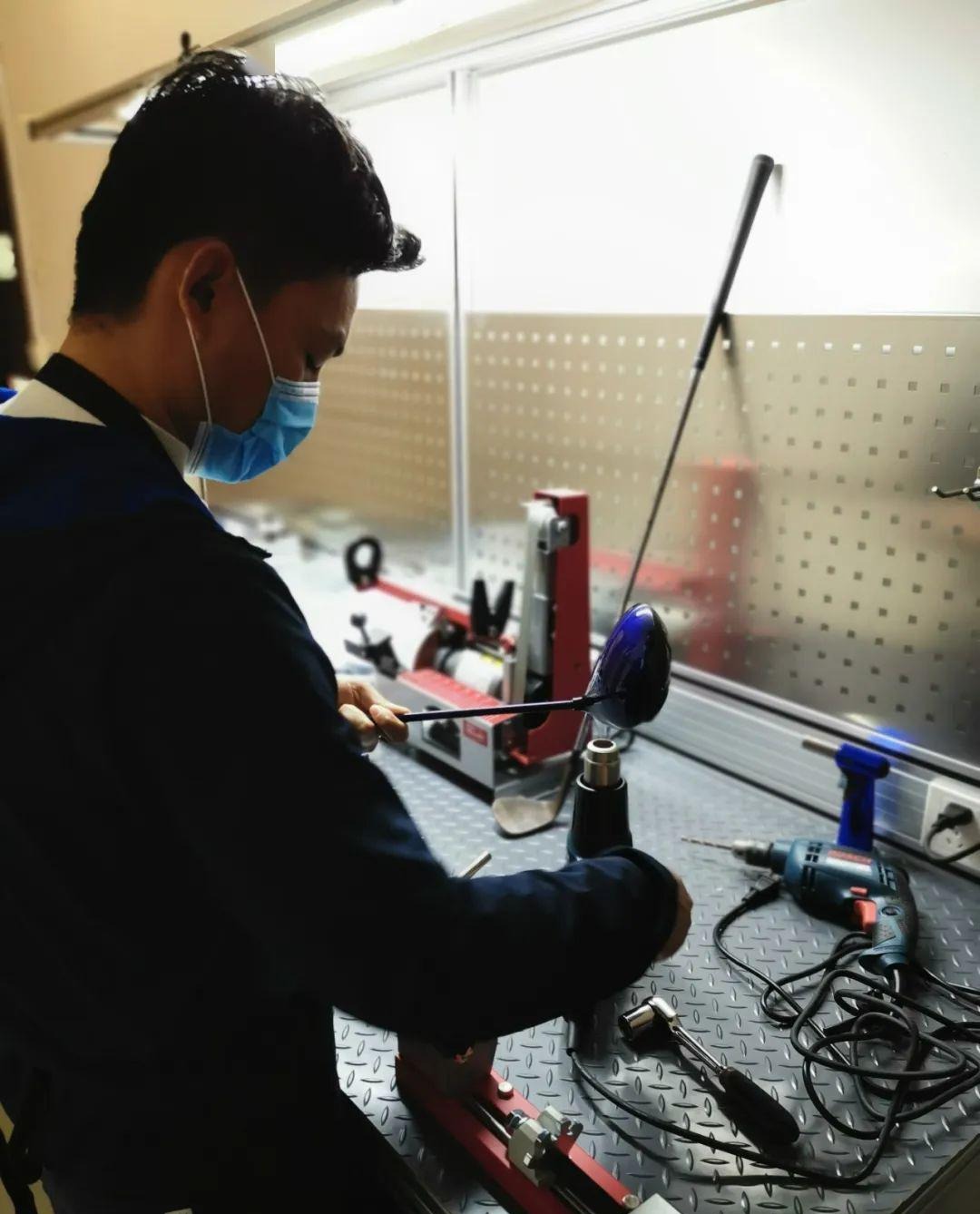 高烧工房历史资料中的技师在工作台操作球杆
